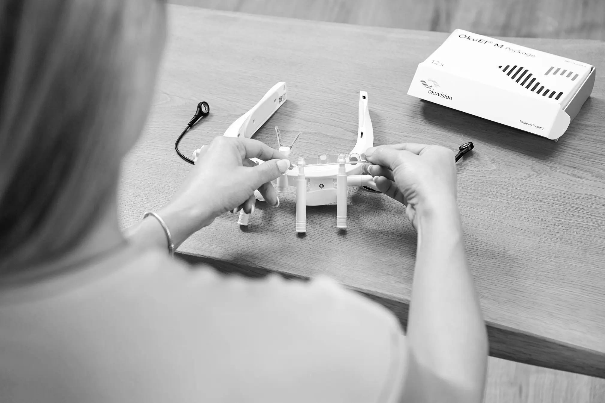 Anwendung der TES-Therapie mit dem OkuStim® 2 – Schritt 1: Einschalten des Geräts