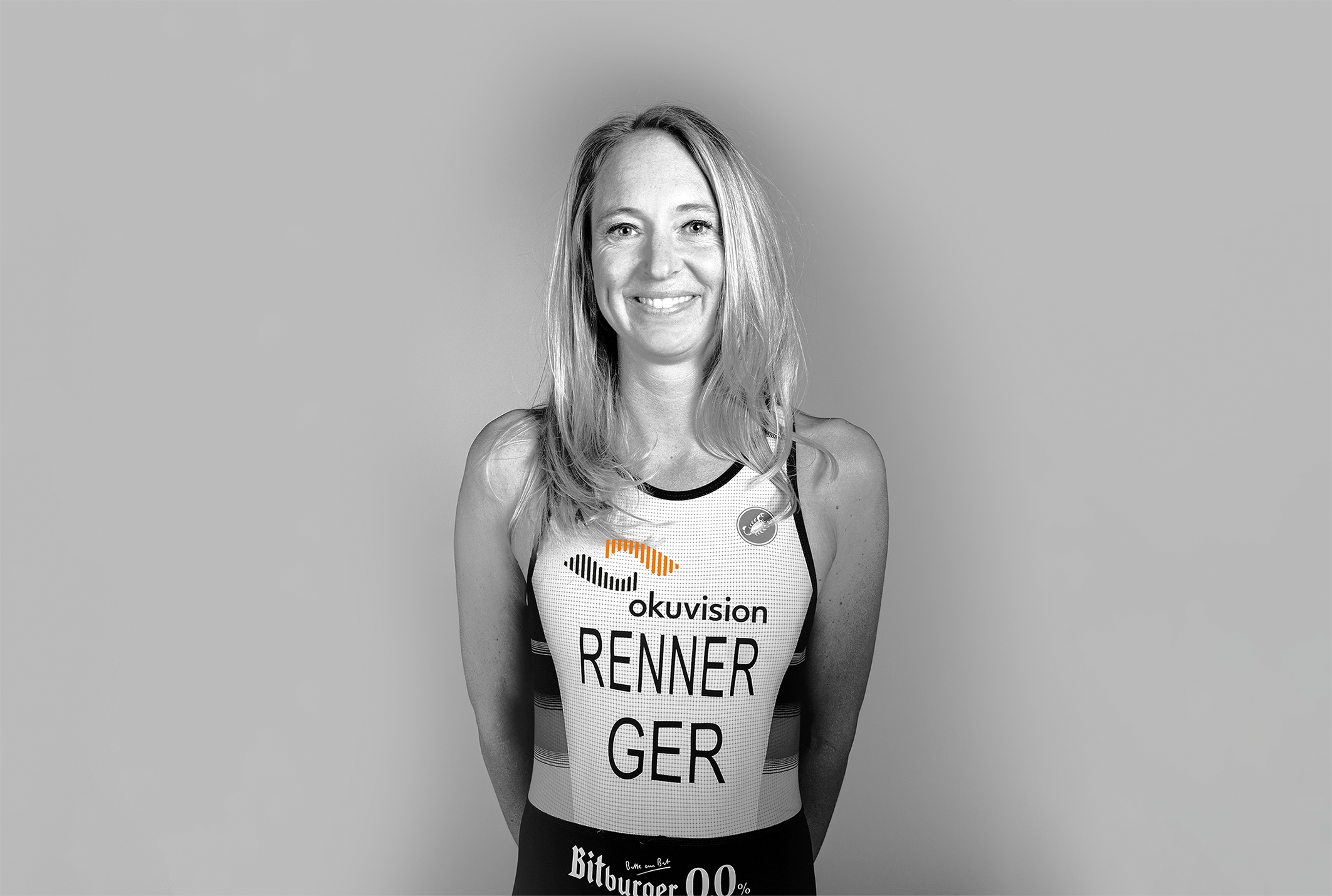 Paratriathletin Anja Renner lächelt